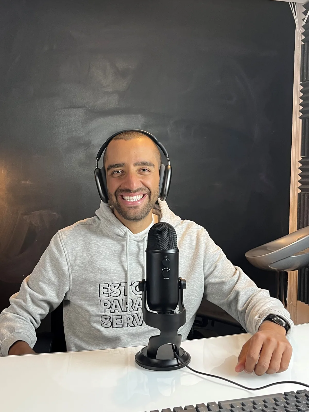 Carlos Agami durante la grabación de un pódcast
